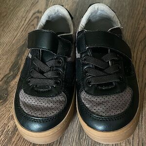 (4 for $20) unisex toddler sneaker. Size 7